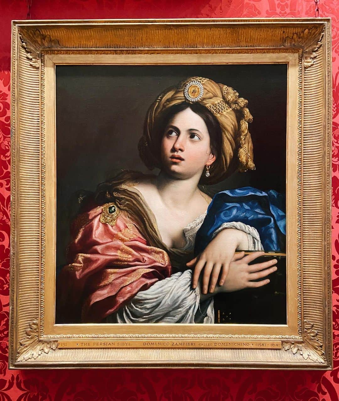 サザビーズさんのインスタグラム写真 - (サザビーズInstagram)「Today’s #SothebysOutofOffice takes us to @wallacemuseum, a jewel-like collection only moments walk from our New Bond Street dwelling 💎 Swipe to the end for a special glimpse of their current exhibition ‘Forgotten Masters’ of enchanting Indian ‘Company School’ paintings 🦇   📸 @melicakh   #WallaceCollection #SothebysStaycation #GalleryWall #OutOfOffice」8月15日 1時30分 - sothebys