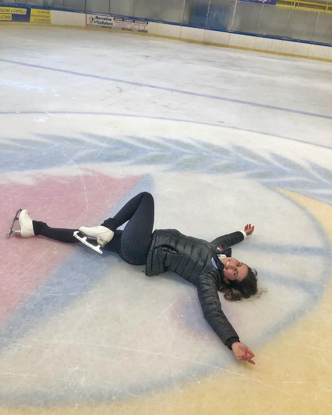 ヴァレンティーナ・マルケイのインスタグラム：「SOPRAVVISSUTA e felice⛸♥️ 3 settimane ad allenare qui a Roma con un gruppo meraviglioso di allenatori e atleti. Qualunque sia il mio ruolo con quei pattini ai piedi, sul ghiaccio, mi sento a casa. CASA MIA.  E lo sarà per sempre... perché se c’è una cosa di cui, per ora, sono sicura è che NON SI SMETTE MAI VERAMENTE🤍 Grazie @palaghiacciomezzaluna 💛💙  Ora però... 🏖👙💘 #vacationmodeon」