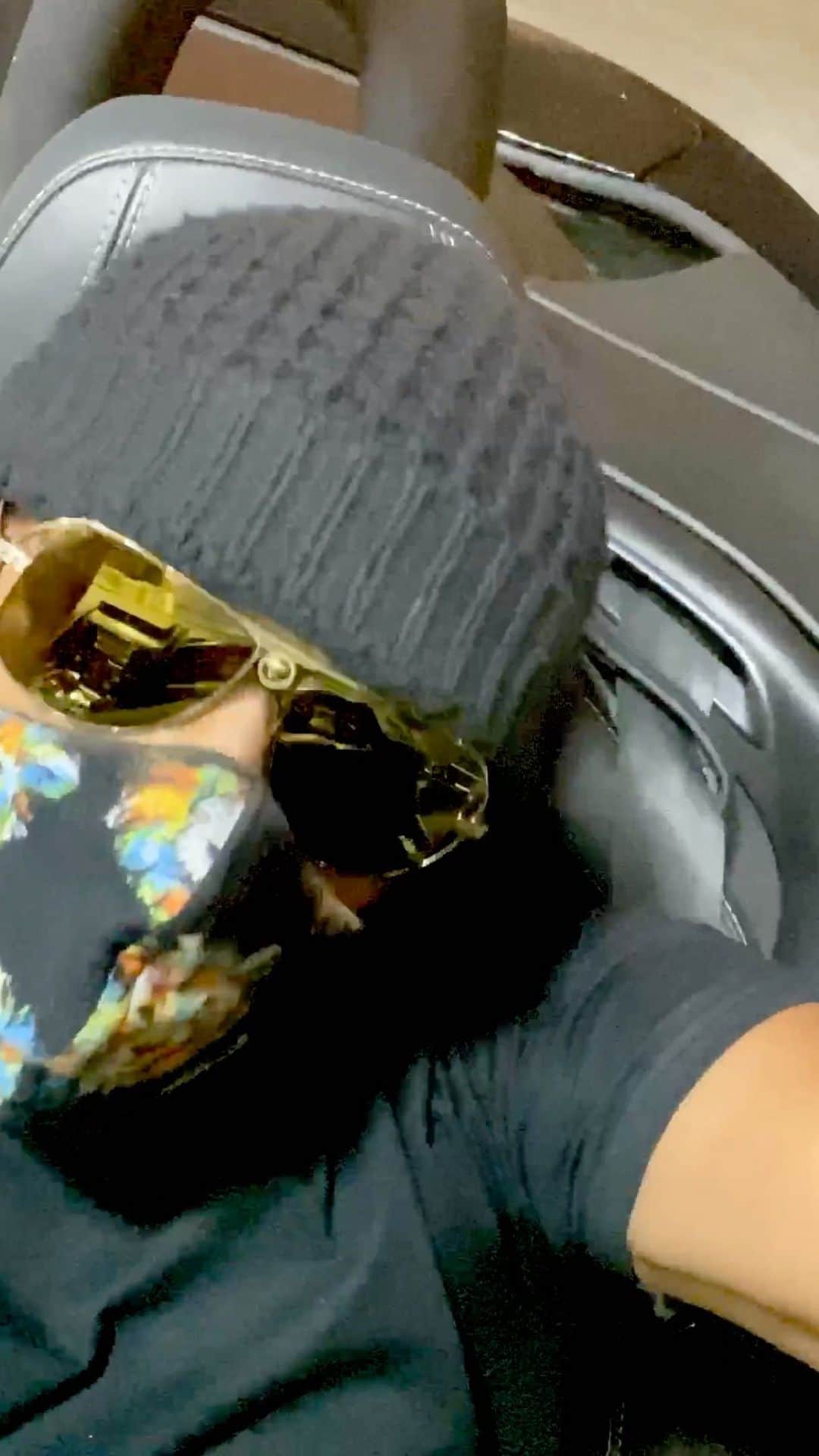 MCハマーのインスタグラム：「Go out, get a lil gas,listen to da mix and go back home.Road trip !!! 😂」