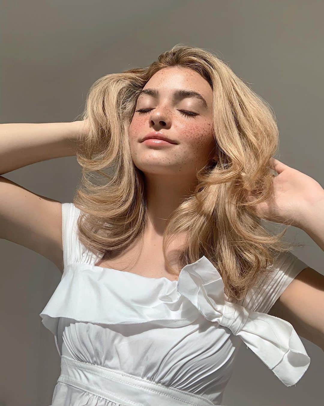 Kelsey Simoneのインスタグラム：「Now that I’v finally mastered the at-home easy blowout, I filmed a tutorial on how I do my hair! A simple bouncy voluminous look, the link is in my bio!」