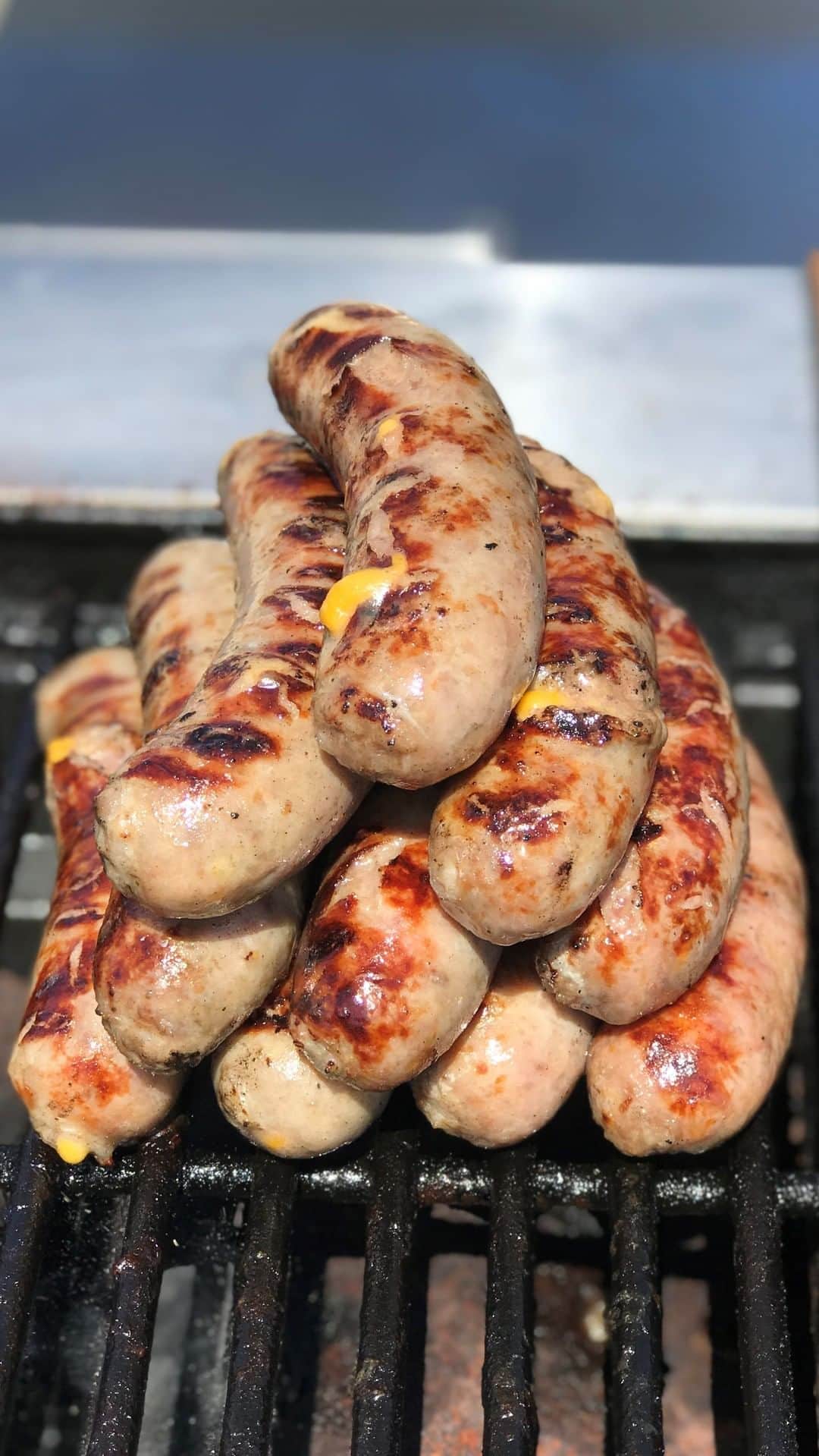 ジョンソンヴィルのインスタグラム：「It's Chef vs Chef. Green Bay vs. Chicago. Only one of the top bratwurst-loving cities will reign as the best #Bratsgiving 2020 recipe!  Chicago Sancerre Hospitality Chef/Partner @insta.flamm  brings the Chicago heat with his Da Brats Pasta Salad. @packers  Executive Chef Heath Barbato, pulls back the cheddar curtain with the Lambeau fan-favorite, Brats In A Blanket.  YOU choose the winning recipe and which chef’s local charity of choice will receive a $10,000 donation from Johnsonville. For Chef Flamm it’s Chicago’s My Block, My Hood, My City and the The Boys & Girls Club of Greater Green Bay earns Chef Barbato’s support. Head to johnsonville.com/bratsgiving and cast your vote now through Sunday, August 23 at midnight!  Who will win? Welcome to the #Bratsgiving Throwdown 2020.」