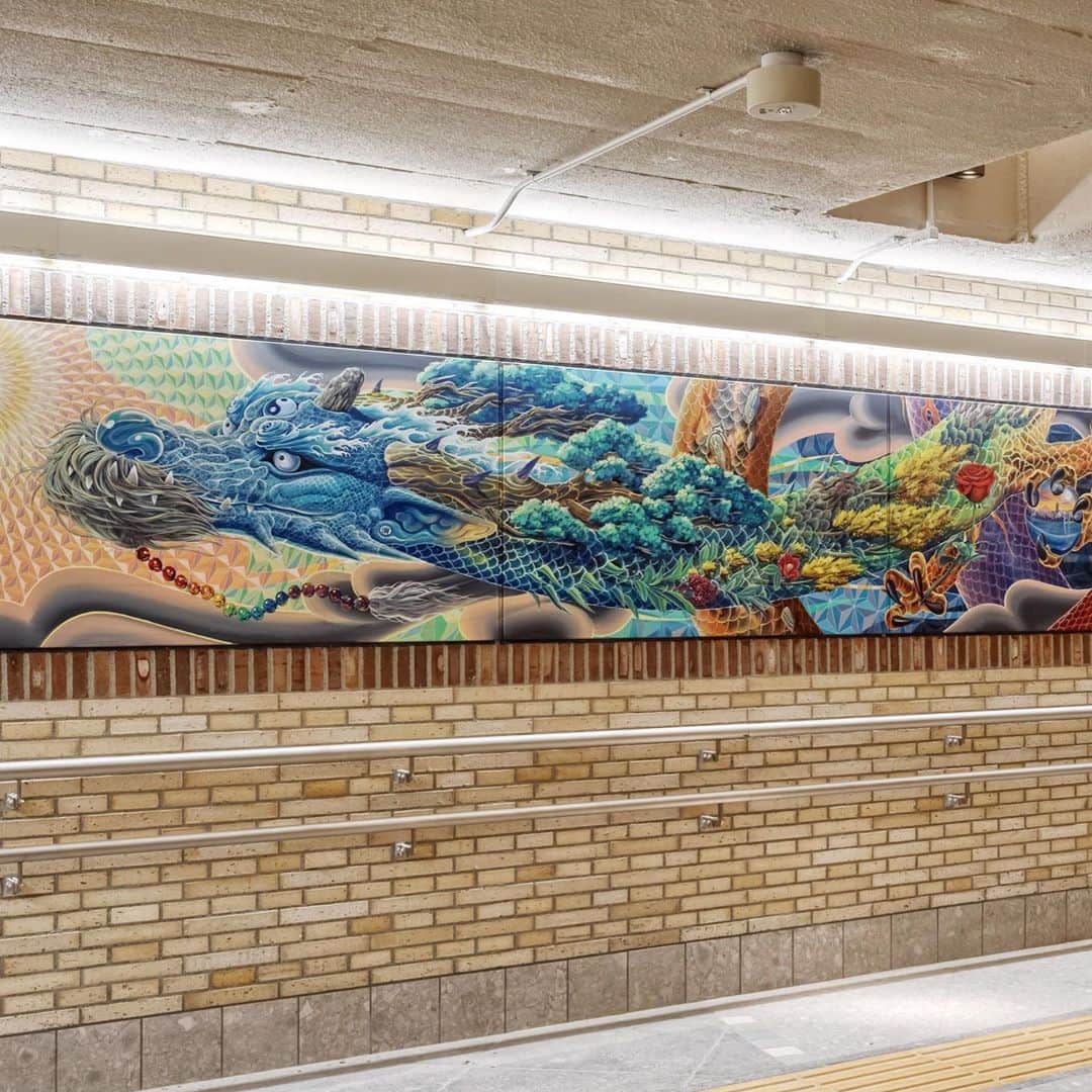 花井祐介さんのインスタグラム写真 - (花井祐介Instagram)「Painted mural in JR Yokohama station with @dragon76art @kensuketakahashi1977.art & @naturally_painting   JR横浜駅構内、中央南改札と南改札がつながる新しいエキナカ商業施設「エキュートエディション横浜」 にドラゴンとケンスケ君と福地さんと2週間工事現場に通い壁画を描きました。 地元の横浜、しかもJR駅構内に壁画を描くことになるなんて不思議だなぁ。そうそう消される事も無さそうなので子供達が大きくなった時に自慢します。こんな機会を作ってくれて仕切ってくれたバルくん @gardengrove.artmusic ありがとうございました。 Stoves、Thumbs Upに行く時は南改札が便利なので、ついでに壁画見てください。  Photo : RIO.YAMAMOTO @rioyamamoto」8月15日 1時33分 - hanaiyusuke