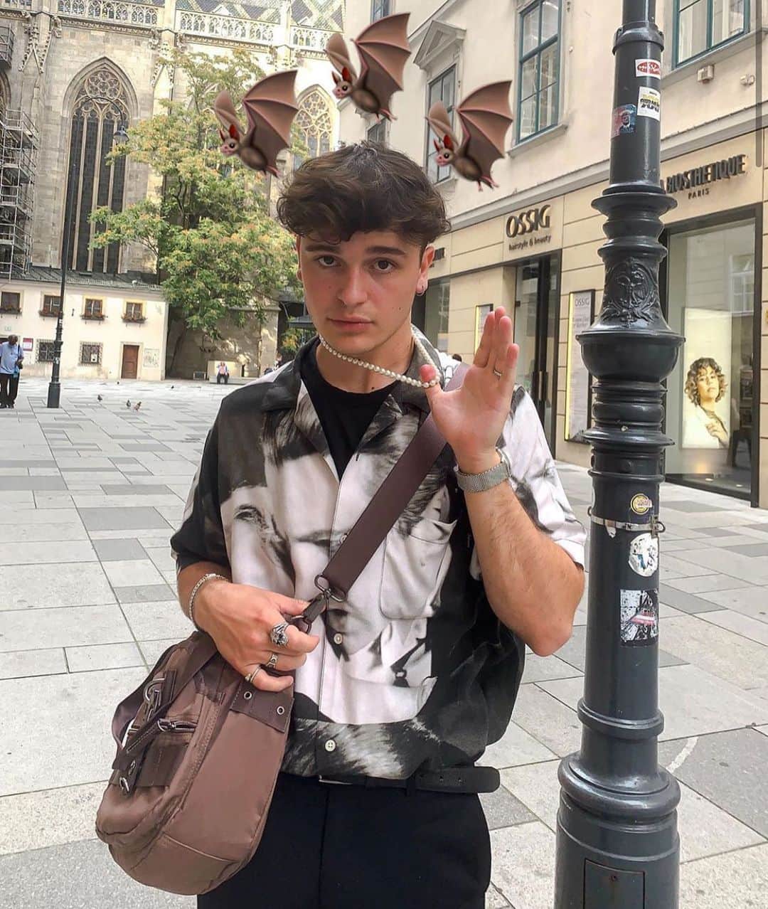 ジョージジーナ&ルーシーのインスタグラム：「@david_paeuerl rocking our „Miss Mini Piece“ Mud 🦇 🦇 🦇 #georgeginalucy #gglsquad」