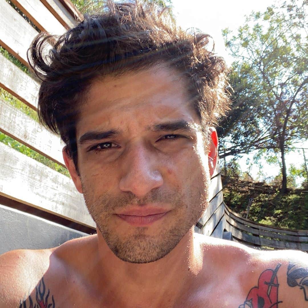 タイラー・ポジーのインスタグラム：「Finally got no sleep again last night. Welcome to my face」