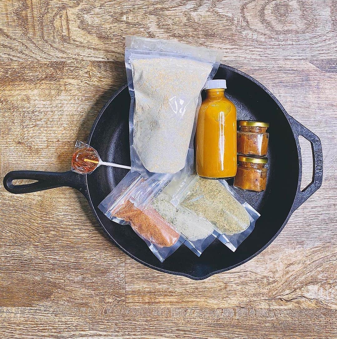ケリスのインスタグラム：「Ready??? LIVE NOW MY GOLD MINE BOX #”5  ORDER NOW!! They go very fast! Rubs and sauces are meant for easy, fast cooking. Will be posting recipes in next few days! #kelis #food #ordernow #goldminebox #blackentrepreneurs #womenchefs」