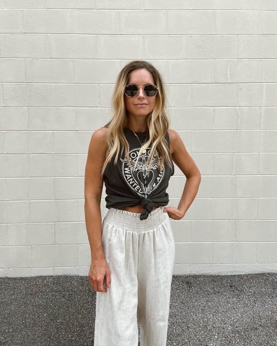 チェイサーのインスタグラム：「Dear Friday, Im so happy we are back together. Im so sorry you had to see me with Mon-Thur. But I swear I was thinking of you the whole time! 👏🏽💞 @quincyxsmith #chaserbrand #bonjovi #graphictee #bandtee」