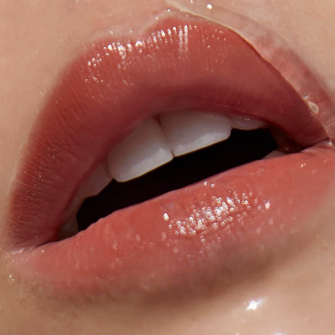Smashboxのインスタグラム：「Liquid glass lips that'll reflect the summer sun 💎💫💦」