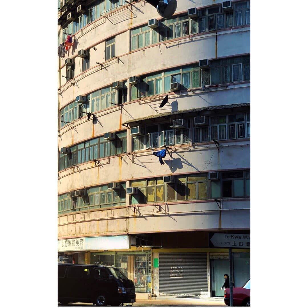 sunday_722のインスタグラム：「*﻿ *﻿ 角丸ビルに室外機に洗濯物﻿ ほっとする、香港の風景﻿ *﻿ *﻿ *﻿ 土瓜灣﻿ *﻿ Device: iPhoneX﻿ APPs: Snapseed﻿ *﻿ #peoplewalkingpastwalls﻿ #ihaveathingforshadows﻿ #SPi_Silhouttes﻿ #silhouette_crative﻿ #ShotOniPhoneX﻿ #ShotOniPhone﻿ #HONGKONGCORNERHOUSES﻿ #角丸ビル﻿ #tv_tinypeople﻿ #busystranger﻿ #allabouthongkong﻿ #discoverhongkong﻿ #waytohk_sunday_722﻿ #香港中毒﻿ #capturehongkong﻿ #zolimahongkong﻿ #visionofpictures﻿ #storyofthestreet﻿ #streetphotographer﻿ #hkstreetphotography﻿ #tv_pointofview﻿ #streetsgrammer﻿ #streetphotographyinternational﻿ #SPHKCollective﻿ #awersomehongkong﻿ #samewheremagazine﻿ #jj_mobilephotography﻿ #unlimitedhongkong﻿ #streetclassics﻿ #reframinghk」