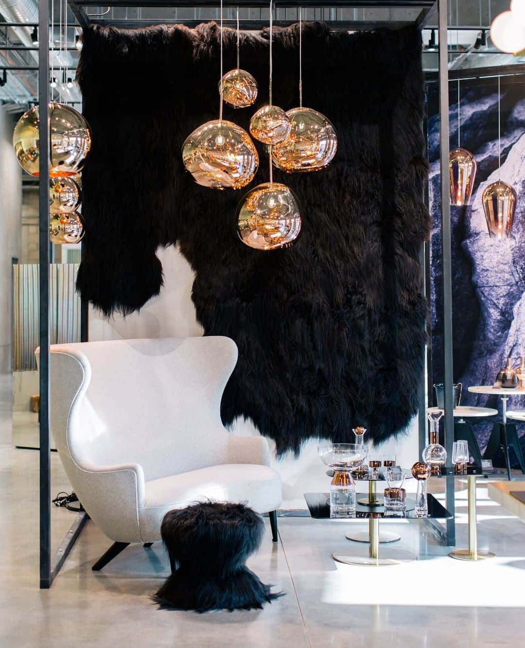 のインスタグラム：「MELT pendants inside our LA Store. ⁠ ⁠ In 2019, we enhanced our MELT family with a custom-made Tom Dixon LED ring integrated into the fitting. They also come in 4 different colours: Chrome, Smoke, Copper and Gold. ⁠ ⁠ Explore more about MELT via the link in bio. ⁠ ⁠ To find the nearest Tom Dixon shop near you, use our Store Locator page on our website. ⁠ ⁠ ⁠ ⁠ #tomdixon #tomdixonMELT #lighting #interiordesign #interior #design #metallised #innovation #instahome #homedecor #furniture ⁠」