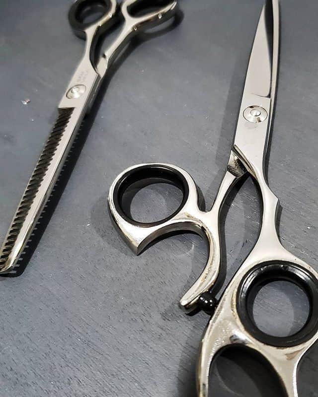 Sam Villaさんのインスタグラム写真 - (Sam VillaInstagram)「#SamVillashears were designed with the #hairdresser in mind. The unique, forward set thumb position forces your hand into a natural and neutral position, keeping you pain-free!⠀ ⠀ Featured #SamVilla Shears: Sam Villa Essential Series Reversible Blending Shear + Sam Villa 5.5" Essential Series Shear⠀ ⠀ ✖️ All Sam Villa Essential Series Shears $75 OFF on SamVilla.com (link in bio)✖️⠀ ⠀ 📷 : @beauty.by.bautista」8月15日 2時11分 - samvillahair