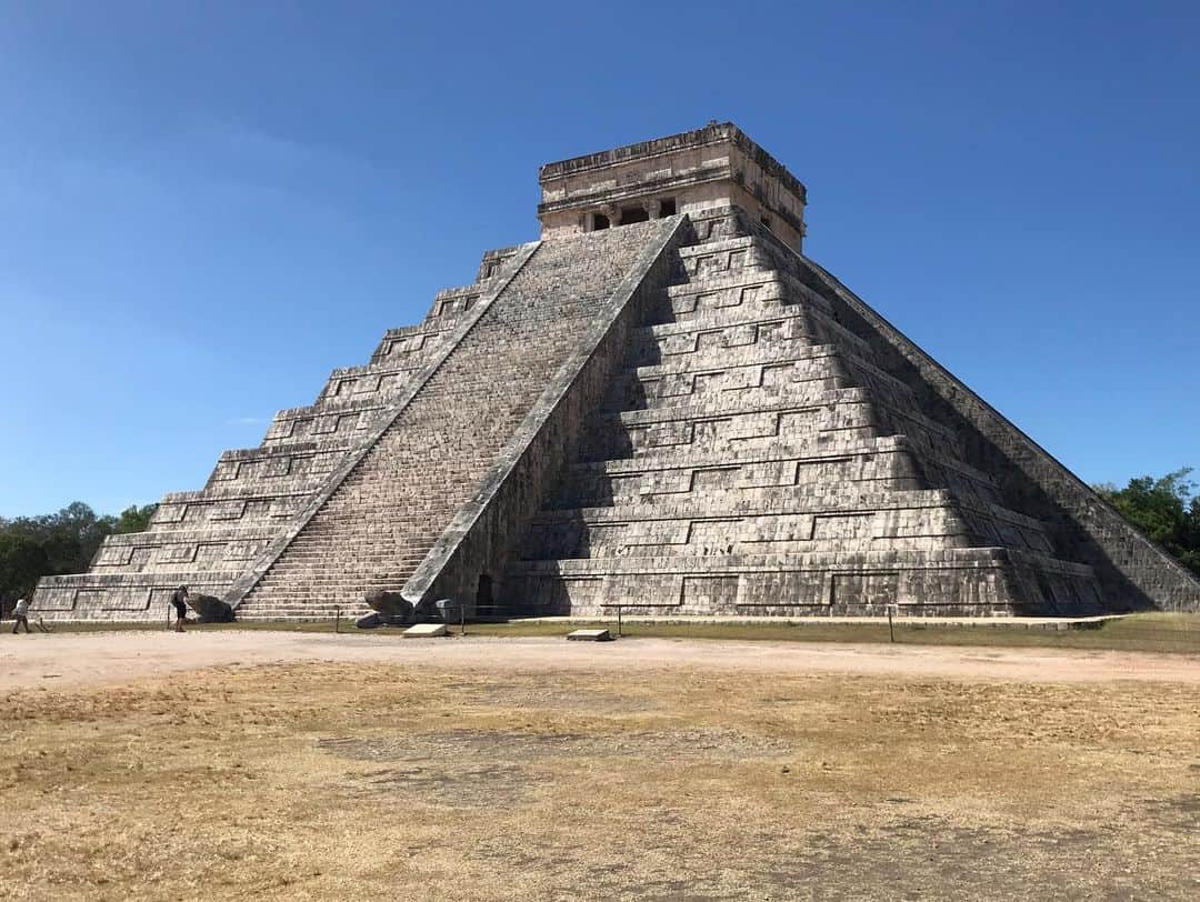 石黒エレナさんのインスタグラム写真 - (石黒エレナInstagram)「. . マヤ文明の遺跡 . チチェンイッツァ . . 念願のピラミッドが見たい！！ . . をまさかメキシコのカンクン近くの ピラミッドを見る事が出来るとは🤩✨ . . 昔の言い伝えや儀式、などは 不思議なもので。。。 . . 壁に付いている丸の穴は . ボール競技で2つのチームが手を使わずに丸にボールを通すと言う競技があったらしい🤔 . でも。。。 . 勝ったチームのキャプテンが何故か生贄になる。。。 . 生贄=名誉だったとか💦 . まぁたくましいこと🙇‍♀️✨ . #mexico #chichenitza #piramid #メキシコ #メキシコ旅行」8月15日 2時13分 - 08elena05
