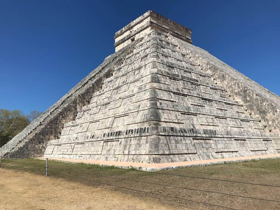 石黒エレナさんのインスタグラム写真 - (石黒エレナInstagram)「. . マヤ文明の遺跡 . チチェンイッツァ . . 念願のピラミッドが見たい！！ . . をまさかメキシコのカンクン近くの ピラミッドを見る事が出来るとは🤩✨ . . 昔の言い伝えや儀式、などは 不思議なもので。。。 . . 壁に付いている丸の穴は . ボール競技で2つのチームが手を使わずに丸にボールを通すと言う競技があったらしい🤔 . でも。。。 . 勝ったチームのキャプテンが何故か生贄になる。。。 . 生贄=名誉だったとか💦 . まぁたくましいこと🙇‍♀️✨ . #mexico #chichenitza #piramid #メキシコ #メキシコ旅行」8月15日 2時13分 - 08elena05