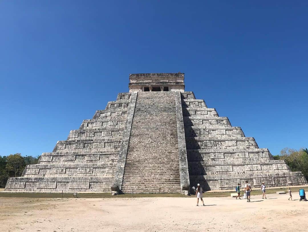 石黒エレナさんのインスタグラム写真 - (石黒エレナInstagram)「. . マヤ文明の遺跡 . チチェンイッツァ . . 念願のピラミッドが見たい！！ . . をまさかメキシコのカンクン近くの ピラミッドを見る事が出来るとは🤩✨ . . 昔の言い伝えや儀式、などは 不思議なもので。。。 . . 壁に付いている丸の穴は . ボール競技で2つのチームが手を使わずに丸にボールを通すと言う競技があったらしい🤔 . でも。。。 . 勝ったチームのキャプテンが何故か生贄になる。。。 . 生贄=名誉だったとか💦 . まぁたくましいこと🙇‍♀️✨ . #mexico #chichenitza #piramid #メキシコ #メキシコ旅行」8月15日 2時13分 - 08elena05