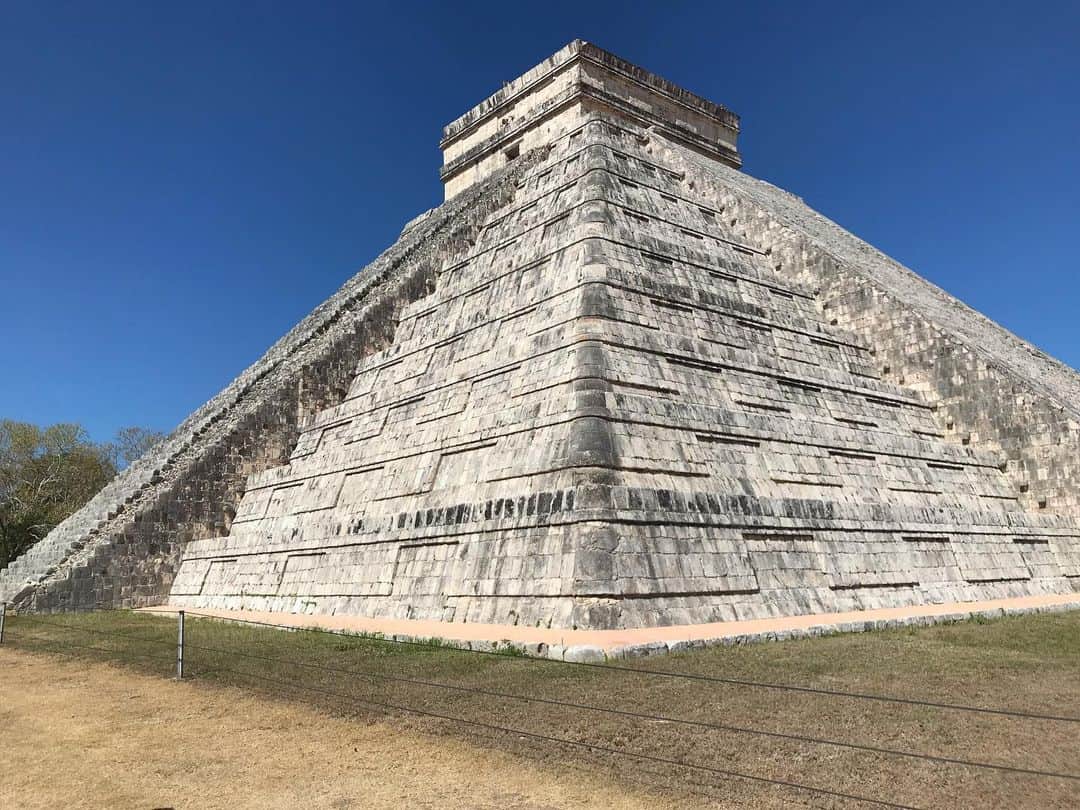 石黒エレナのインスタグラム：「. . マヤ文明の遺跡 . チチェンイッツァ . . 念願のピラミッドが見たい！！ . . をまさかメキシコのカンクン近くの ピラミッドを見る事が出来るとは🤩✨ . . 昔の言い伝えや儀式、などは 不思議なもので。。。 . . 壁に付いている丸の穴は . ボール競技で2つのチームが手を使わずに丸にボールを通すと言う競技があったらしい🤔 . でも。。。 . 勝ったチームのキャプテンが何故か生贄になる。。。 . 生贄=名誉だったとか💦 . まぁたくましいこと🙇‍♀️✨ . #mexico #chichenitza #piramid #メキシコ #メキシコ旅行」