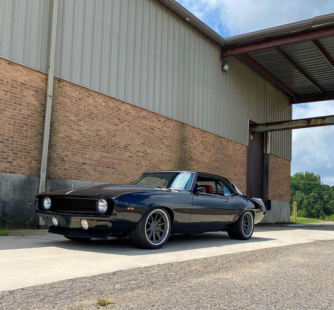 Classics Dailyさんのインスタグラム写真 - (Classics DailyInstagram)「Out here in North Carolina where the BBQ is good and the cars are fast.  Check out Jason Stavola’s @detroitspeed ‘69 Camaro 🔥 _ Photo: @ken _ #classiccar #musclecar #hotrod #ls7 #restomod #classicsdaily #streetrod #protouring #streetcar #customcar #camaro #69camaro #chevycamaro #prostreet」8月15日 2時13分 - classicsdaily