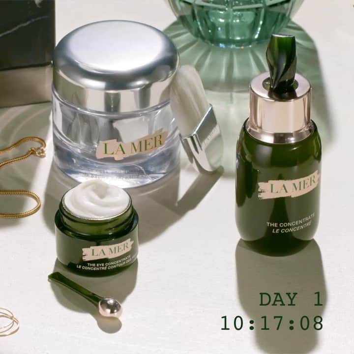 ドゥラメールのインスタグラム：「Infused with Concentrated #MiracleBroth, slow-crafted for three days and nights for intense potency, this transformative trio offers a multitude of targeted benefits.⁣ ⁣ • NEW The Concentrate strengthens, visibly soothes and protects skin.⁣ • NEW The Eye Concentrate visibly diminishes the look of dark circles and lines. ⁣ • The Neck and Décolleté Concentrate lends a more lifted look and firmer feel to your most delicate skin.⁣ ⁣ #TheConcentrate」