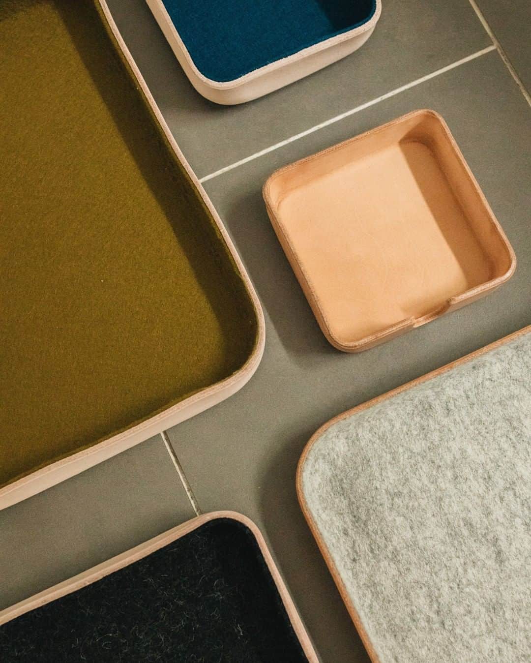 グラフ&ランツのインスタグラム：「The catch-all for every little thing 〰️Tap to shop our trays and get organized.」