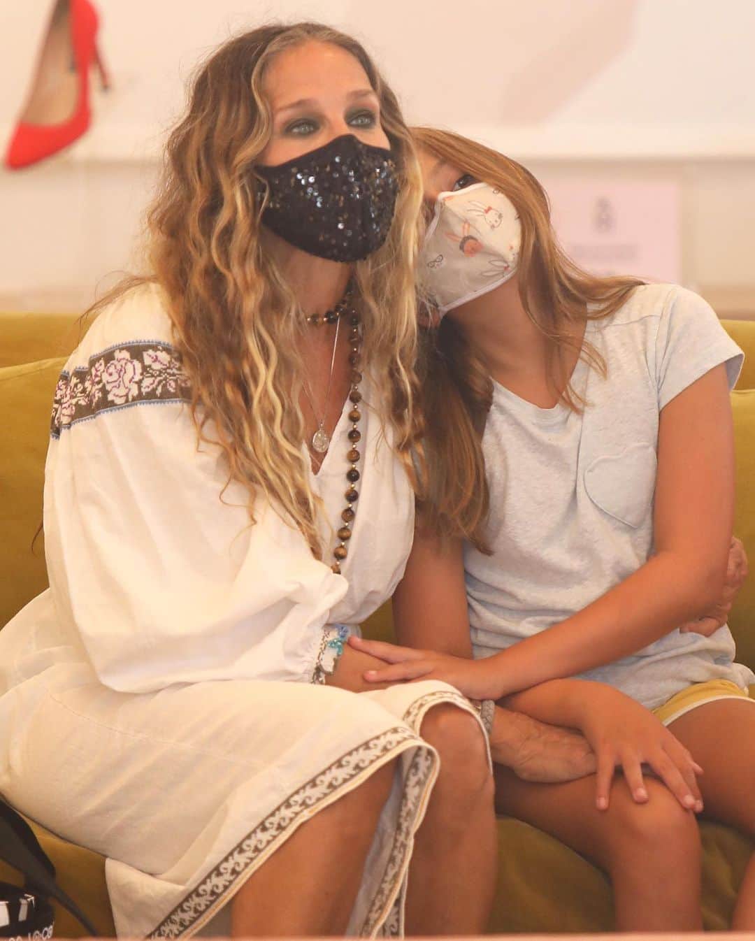 Just Jaredさんのインスタグラム写真 - (Just JaredInstagram)「Sarah Jessica Parker was joined by her daughter Tabitha while making an appearance at her @sjpcollection shoe store this week! #SarahJessicaParker #TabithaBroderick Photos: Getty」8月15日 2時29分 - justjared
