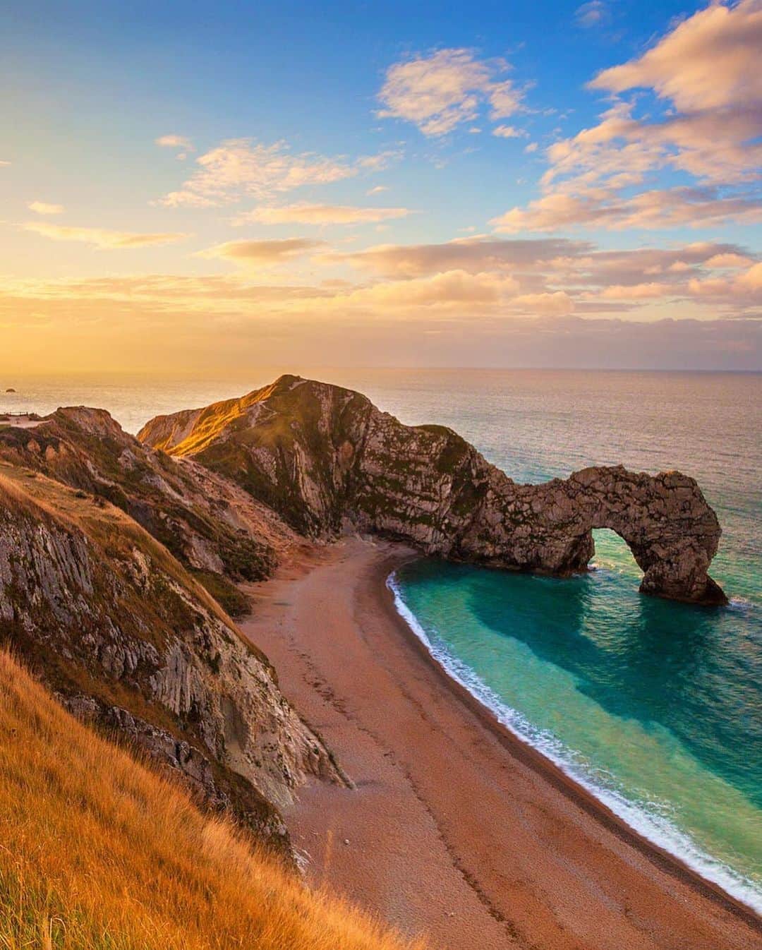 Lonely Planetのインスタグラム：「The UK is full of natural beauty spots with epic coastlines, hidden coves, misty mountains and everything a nature-lover could desire in between. Tap the link in our bio for our top 10 UK nature destinations.   Locations: 1️⃣Durdle Door on the Jurassic Coast 2️⃣The Giant's Causeway, Northern Ireland 3️⃣Beachy Head, part of the Seven Sisters Chalk Cliffs 4️⃣The Cader Idris mountain range in Snowdonia」