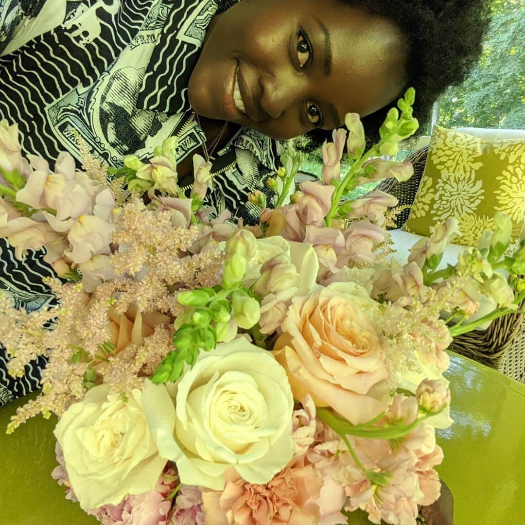 ルピタ・ニョンゴさんのインスタグラム写真 - (ルピタ・ニョンゴInstagram)「@MarthaStewart48 taught me how to arrange 💐!! I’m still in awe of my #FloralFlex. Watch us tonight on #MarthaKnowsBest at 10/9c on @HGTV. 🌸🌷🌺」8月15日 2時23分 - lupitanyongo