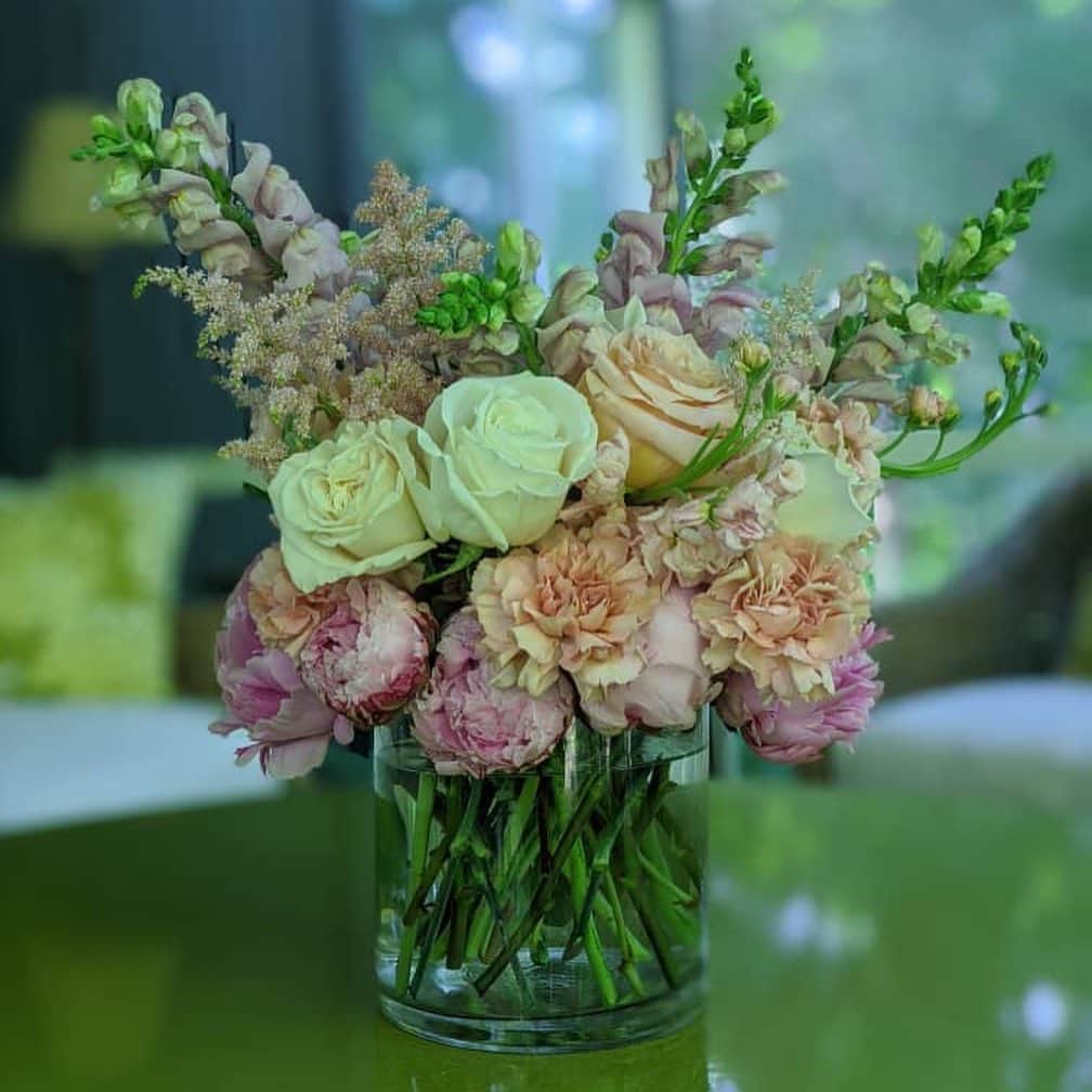 ルピタ・ニョンゴさんのインスタグラム写真 - (ルピタ・ニョンゴInstagram)「@MarthaStewart48 taught me how to arrange 💐!! I’m still in awe of my #FloralFlex. Watch us tonight on #MarthaKnowsBest at 10/9c on @HGTV. 🌸🌷🌺」8月15日 2時23分 - lupitanyongo