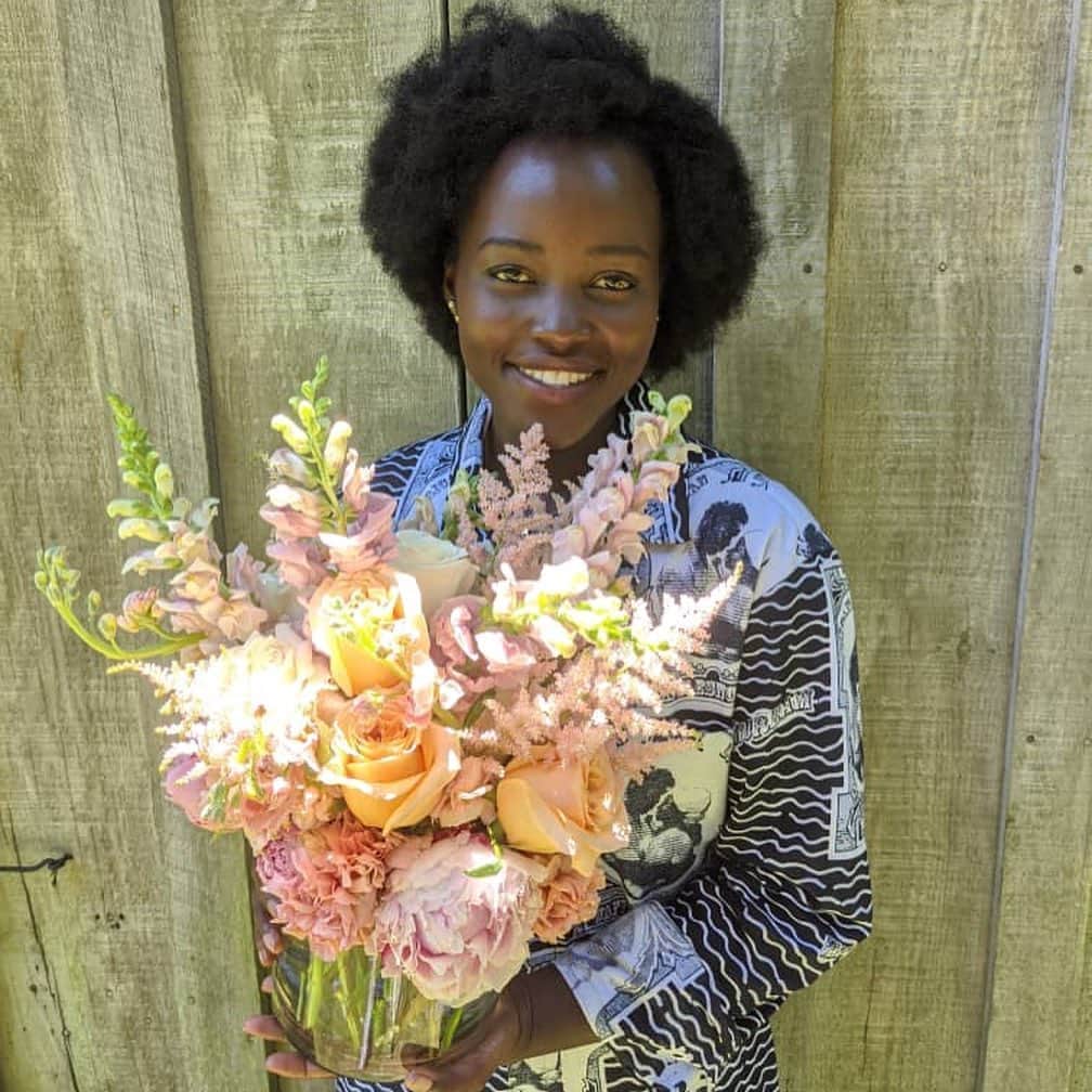 ルピタ・ニョンゴさんのインスタグラム写真 - (ルピタ・ニョンゴInstagram)「@MarthaStewart48 taught me how to arrange 💐!! I’m still in awe of my #FloralFlex. Watch us tonight on #MarthaKnowsBest at 10/9c on @HGTV. 🌸🌷🌺」8月15日 2時23分 - lupitanyongo