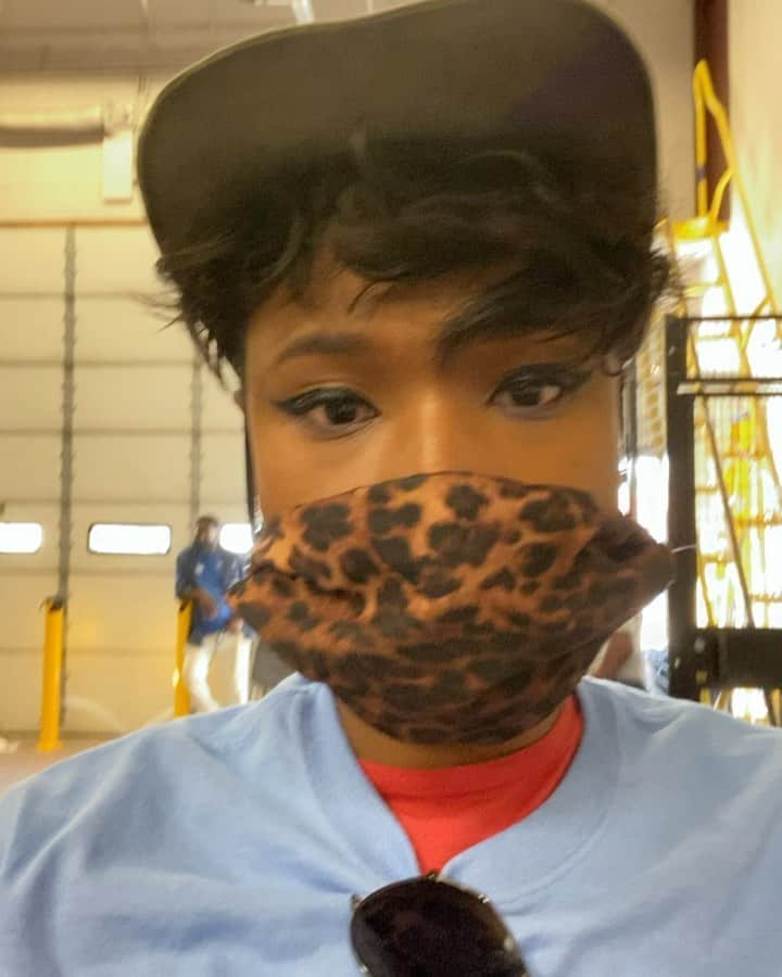 ジェニファー・ハドソンのインスタグラム：「My mama use to say “where there is a will , there is a way “ @juleyah definitely had the will to still find a way to service these kids on this “Hatch day” even during the pandemic , in the safest way possible ! Drop your location and be on the looking out thru out all the chicago areas and we will drop u a backpack and back to school needs ! Happy Hatch day yal !!!!」