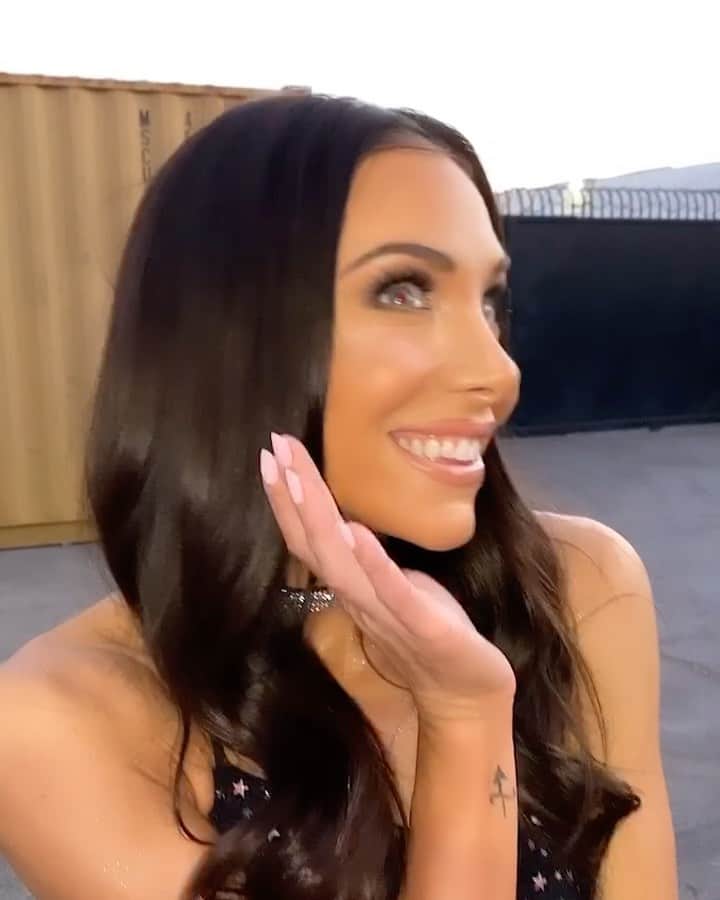 マンディー・ジルーのインスタグラム：「My babe @deelishdeanna graced my face with her amazing makeup skills this week! 💄💖✨💁🏻‍♀️」