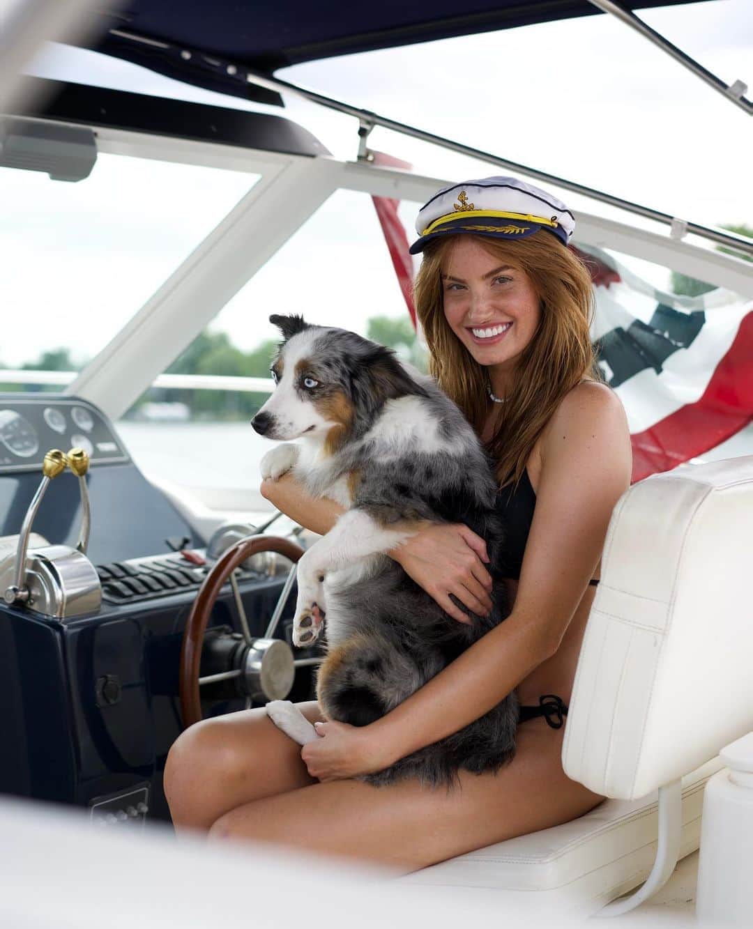 Sports Illustrated Swimsuitさんのインスタグラム写真 - (Sports Illustrated SwimsuitInstagram)「@haleyybaylee feels good with her pups, family and on the water! Show us your #feelgoodfuel! Don't forget to tune in today at 6PM for a live science experiment with Haley!#FeelGoodFuel #SISwimSearch2021 @vitacoco」8月15日 2時36分 - si_swimsuit