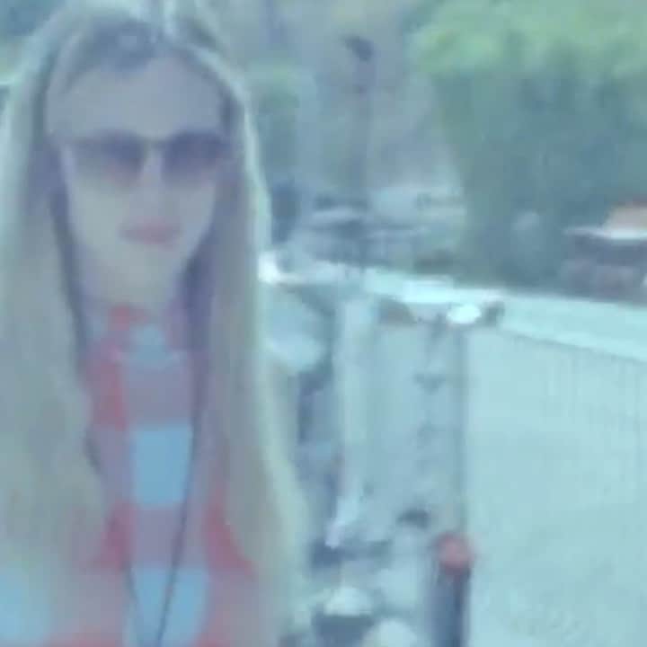 ジーエルシーオーのインスタグラム：「@liaices wears Morningside Sun in her video for HYMN, filmed by @conorhagen, capturing her shows up and down California and the Pacifc Northwest last year. Written on Moon Mountain in Sonoma, HYMN is a prayer to the magic of receiving inspiration from “the muse” - a higher power, or love, and giving it back via the ancient and mysterious process of creating art.   Link in bio.」