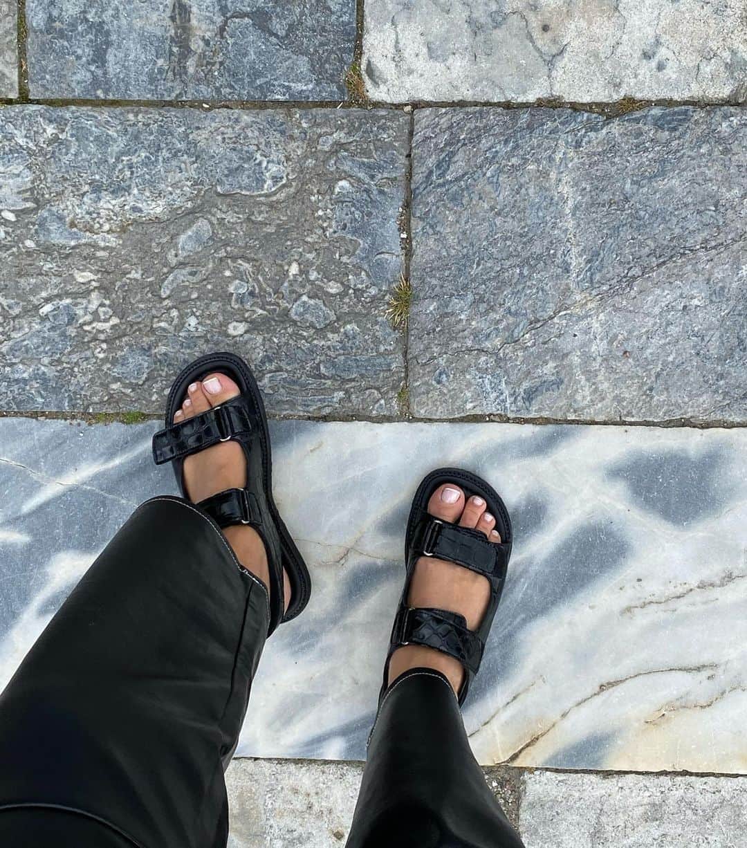 Mathilde Goehlerのインスタグラム：「Most comfiest trend ever 🖤」