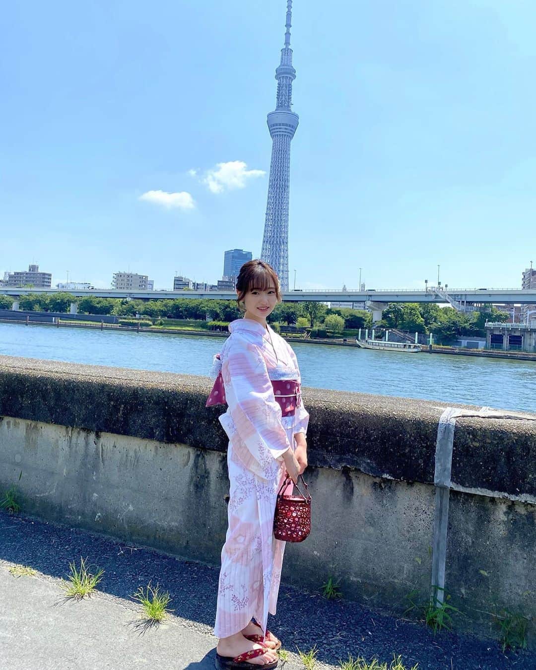 かわぎしるなのインスタグラム：「スカイツリーと私。 . スカイツリーの高さと私の身長同じくらいに見えるねこれ😇笑」