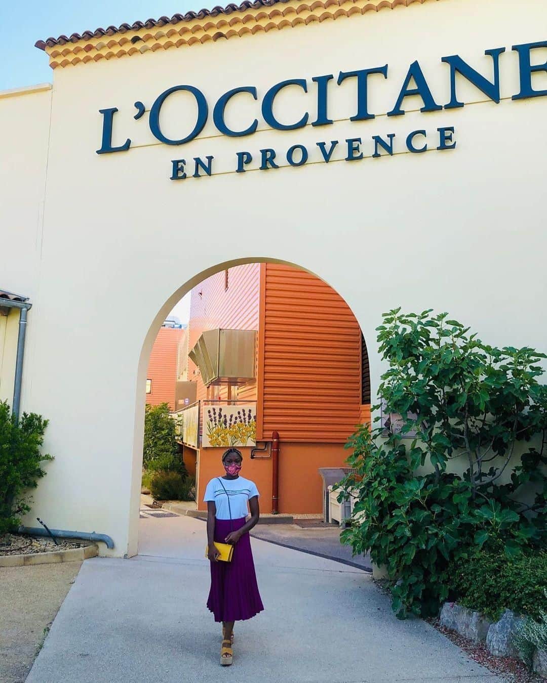 のインスタグラム：「When visiting Provence, a visit to our factory in Manosque is a must-do! Discover firsthand how all our products are made with a free guided tour. Leave a 🙌 if you're adding this to your Provence itinerary! #Regram 📸@itsdebraah #LOccitane #LOccitaneenProvence #Usine #Factory #Manosque #AlpesdeHauteProvence #Provence #Visit #VisitSouthofFrance」