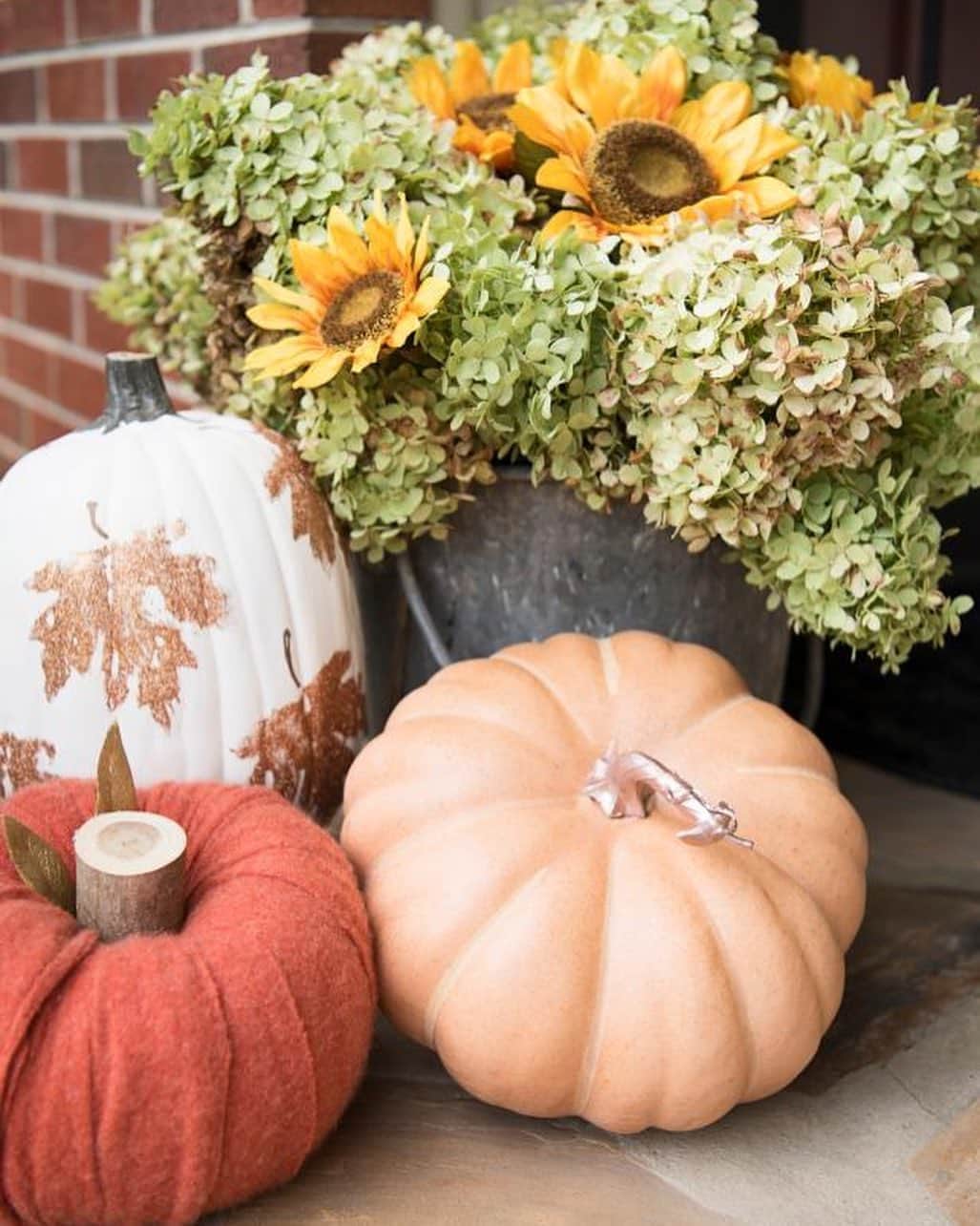 HGTVさんのインスタグラム写真 - (HGTVInstagram)「🍂 Who's ready for fall? 🙋‍♀️ 🙋‍♂️ Summer's winding down... so it's time to wind up your fall decor! 👏 We've got 80 fall decorating ideas for you at the link in our profile. 🔝 🍁⁠⠀ ⁠⠀ #fall #autumn #falldecor #DIYdecor #design #interiordesign」8月15日 3時01分 - hgtv