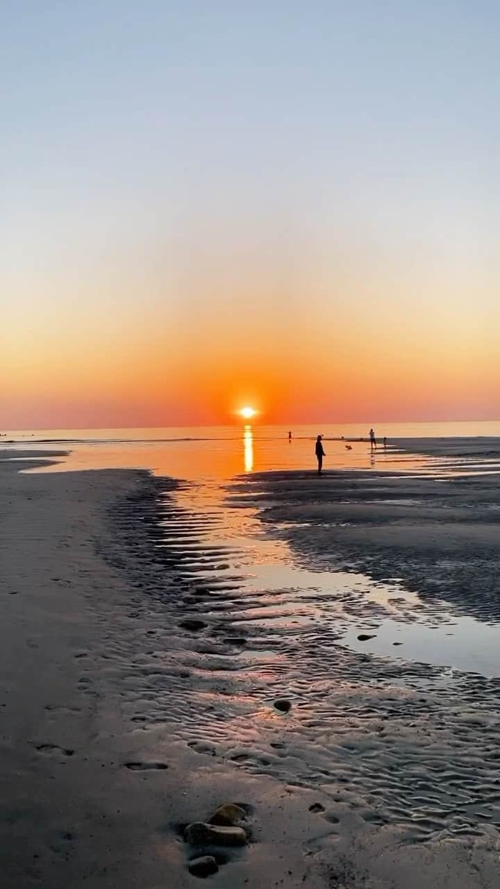 NICOLAS SIMOESのインスタグラム：「Running after sunset right after dinner... 🌅🧡」