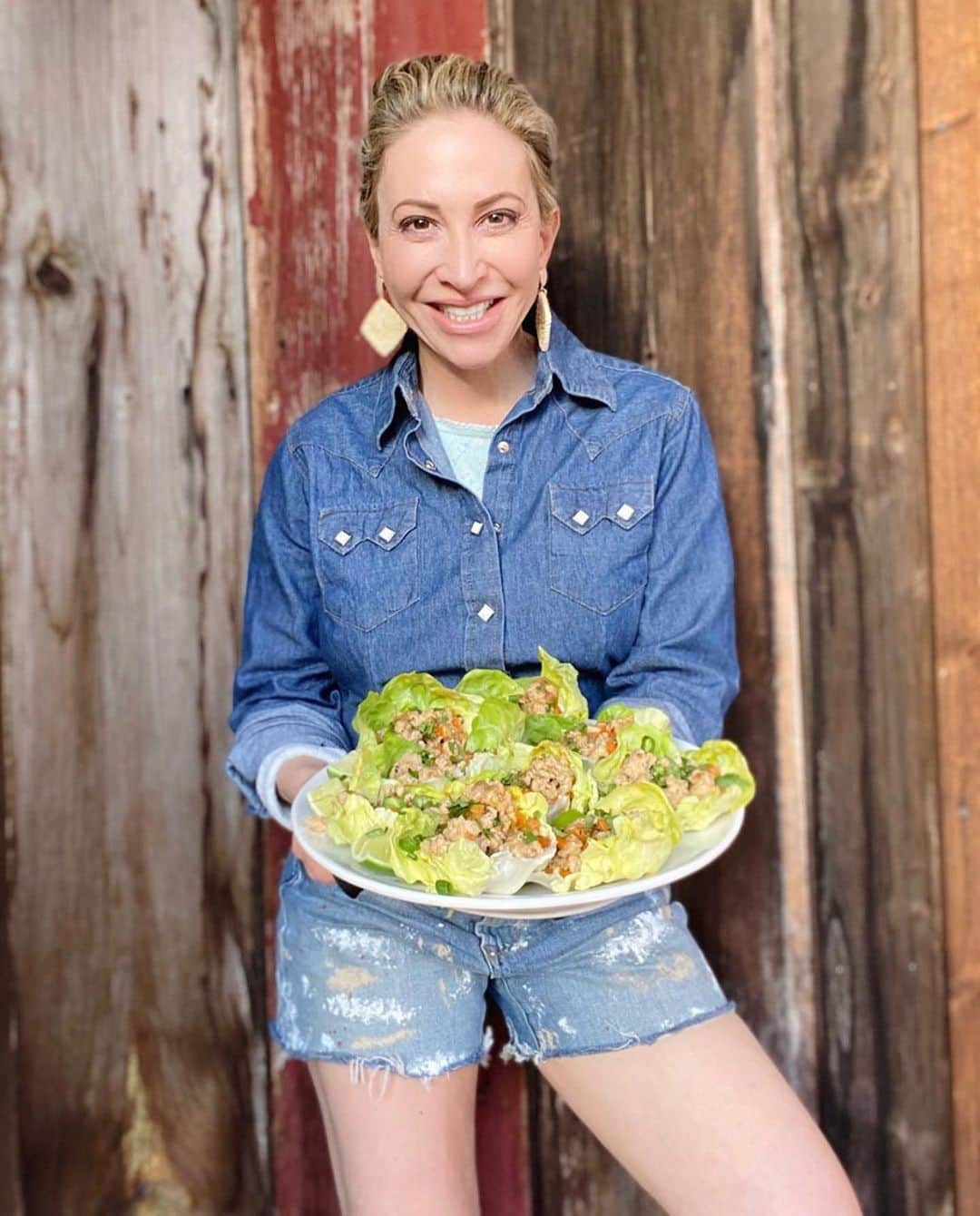 ロックマウントのインスタグラム：「Head over to @marlameridith’s post for her delicious looking lettuce wrap recipe and don’t forget to visit rockmount.com to get your own Rockmount Women’s Stonewashed Denim Western Shirt (Style No. 740-DS)! #rockmount #rockmountranchwear #denver #colorado #westernwear」