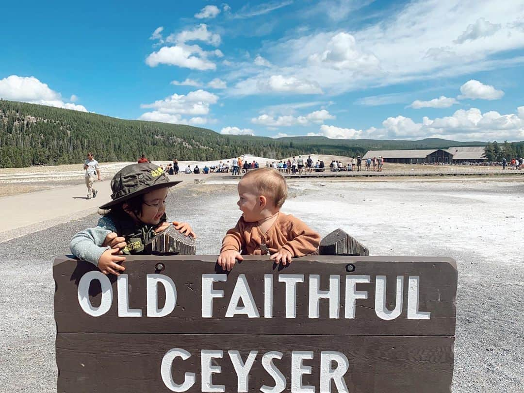 コリー・ロバートソンさんのインスタグラム写真 - (コリー・ロバートソンInstagram)「Park Ranger Zane telling John Shepherd to get ready Old Faithful’s about to blow 😄Dyyying at this cuteness! #yellowstonenationalpark #oldfaithful」8月15日 3時14分 - bosshogswife