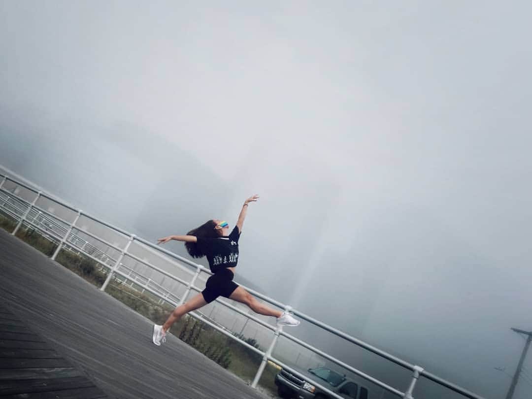 Lily Saito (齊藤莉理)のインスタグラム：「Learn to love the cloudy rainy days as much as the sunny days 🌈 🌧 #WithSunshineComesRain  |📸 @saitofitness |」