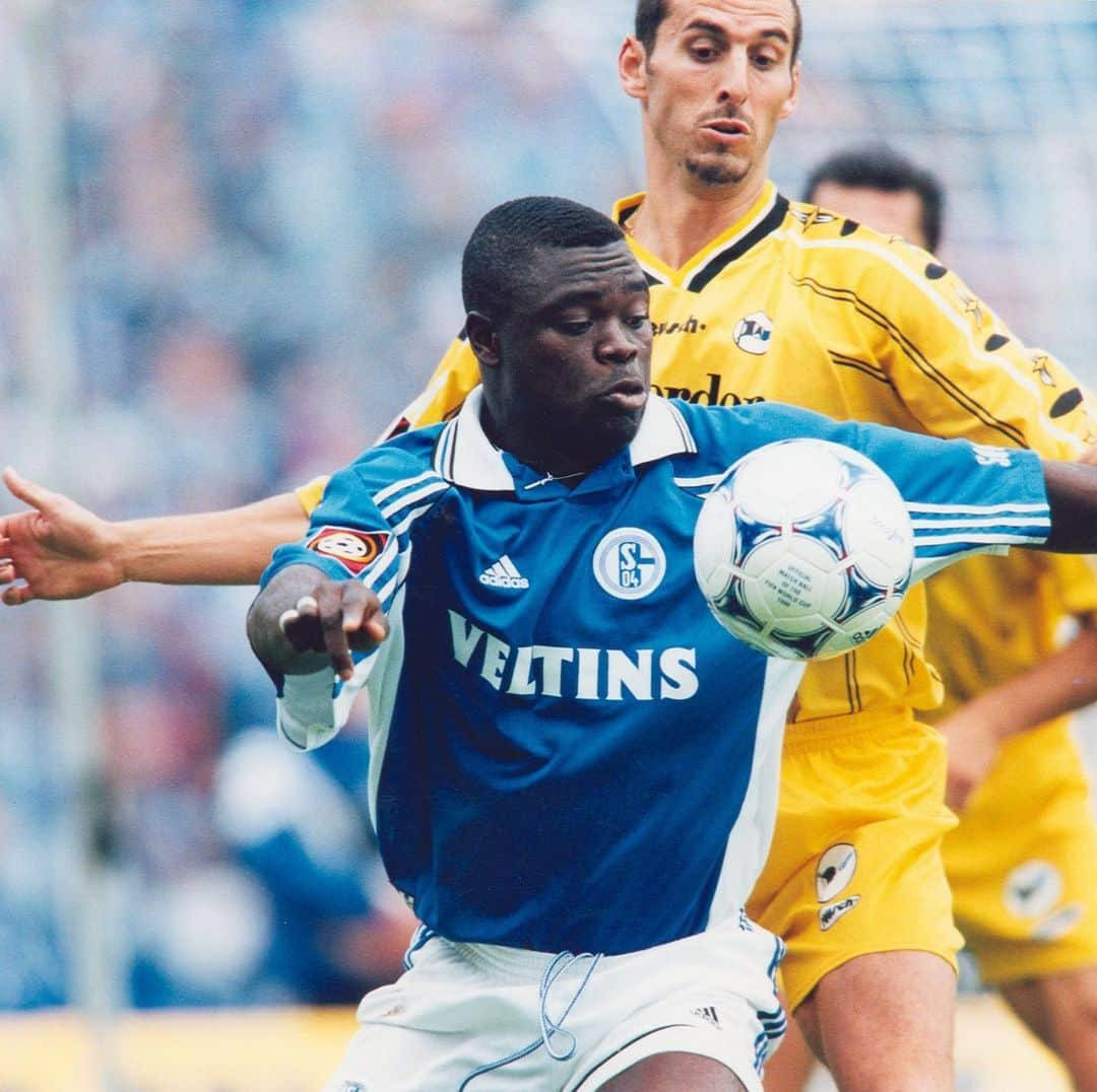 ゲーラルド・アサモアのインスタグラム：「Heute vor 21 Jahren ... mein Bundesliga-Debüt auf #Schalke 🙏🏿💙💙💙 #timeflies #s04」