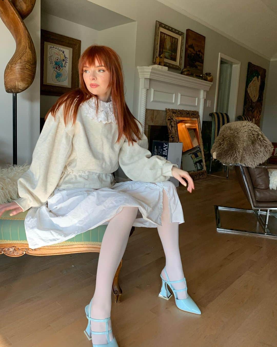 ジェーン・アルドリッジのインスタグラム：「Sweatshirt over a nightgown feels appropriate right now 🤎 lovely shoes a gift from @katmaconie」