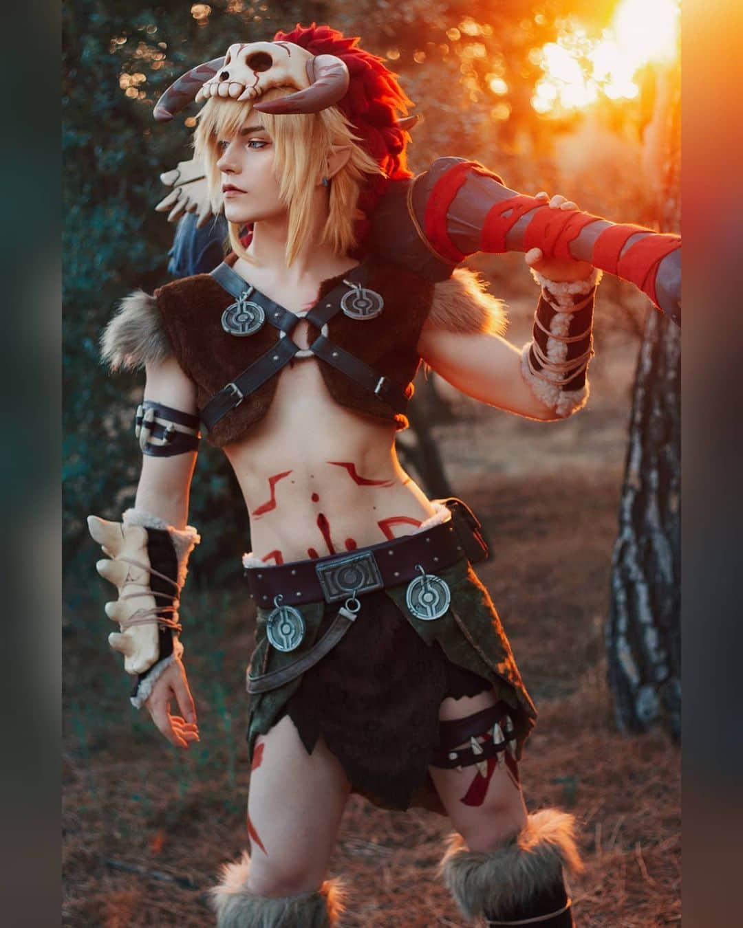 Geheさんのインスタグラム写真 - (GeheInstagram)「finally yesterday had the chance to take photos of my Barbarian Link armor! So happy with the lighting and colors on these ☀️ 📷Photo by @pnkvirus  🖌️Editing by me  #BotWCosplay #BotW #LinkCosplay #BarbarianLink #BarbarianArmor #Geheichou #cosplay」8月15日 3時19分 - geheichou