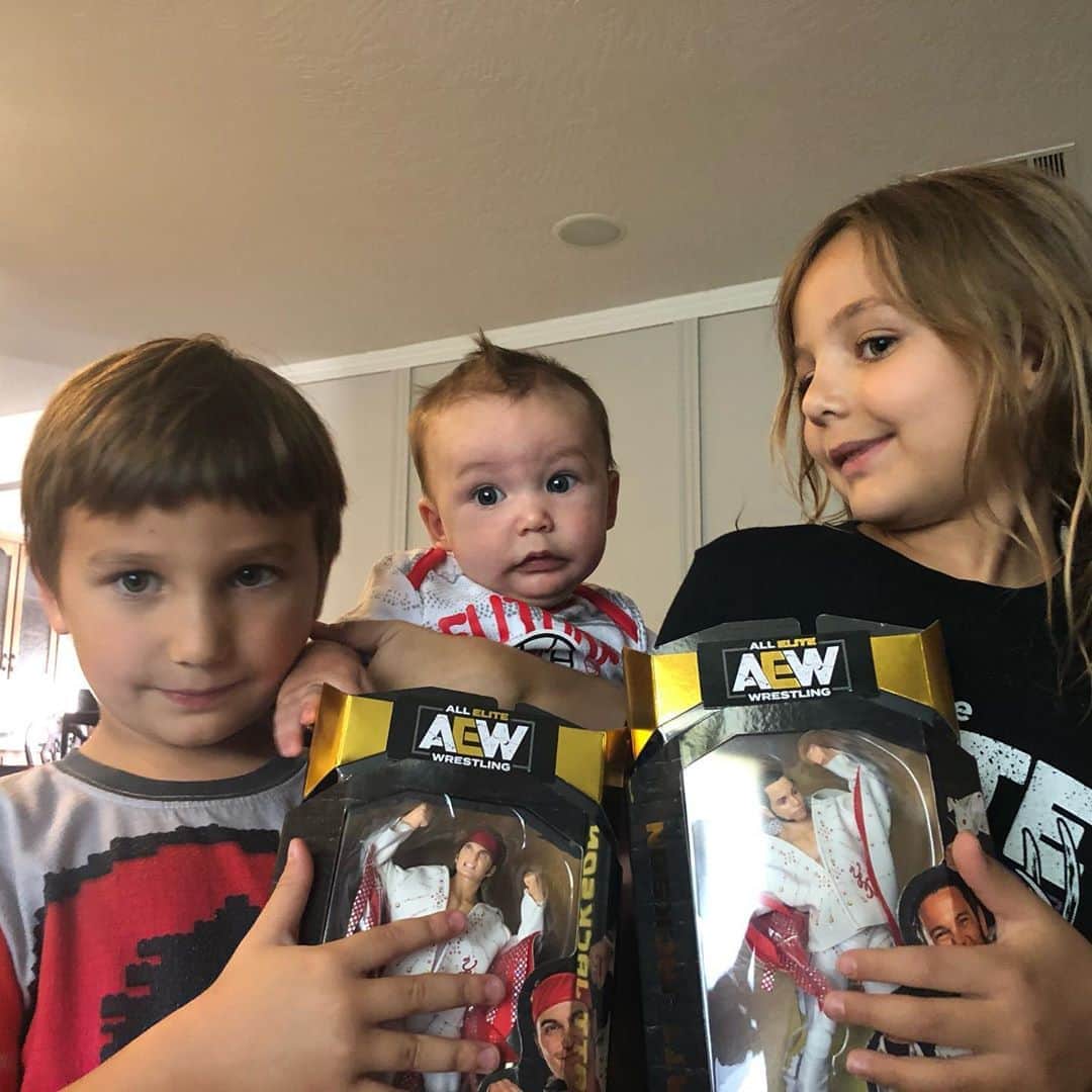 ニック・ジャクソンのインスタグラム：「My kids finally think I’m cool.」