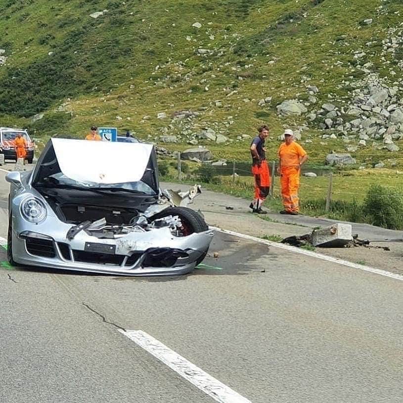 CarsWithoutLimitsさんのインスタグラム写真 - (CarsWithoutLimitsInstagram)「Poor #Bugatti #Chiron #carswithoutlimits」8月15日 3時28分 - carswithoutlimits