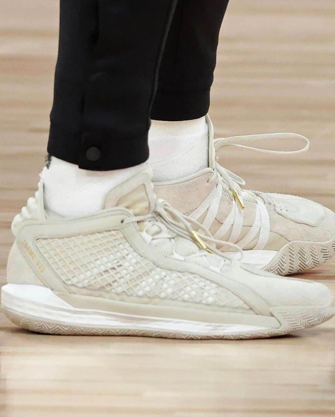デイミアン・リラードのインスタグラム：「Another colorway from my #Dame6 leather pack. Saved all of these for the most important time of the season. #NBAKicks #KicksOnCourt #YKWTII ⌚️」