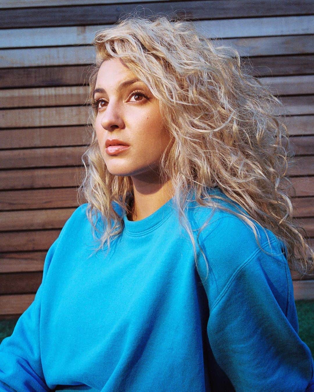 トーライ・ケリーのインスタグラム：「what’s your fav song on #Solitude??💫」