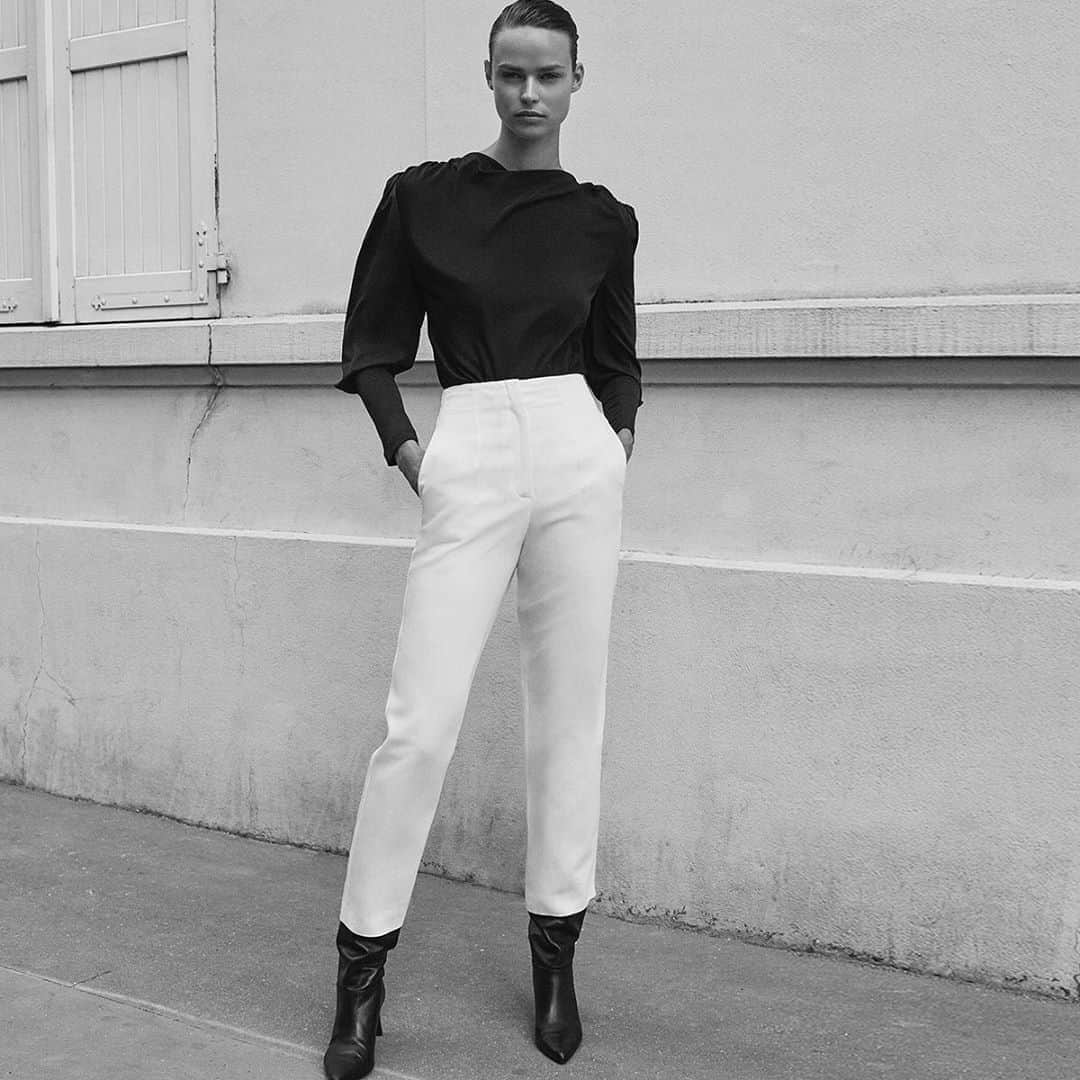 Massimo Duttiさんのインスタグラム写真 - (Massimo DuttiInstagram)「NEW TIMES ⎮ The power of pants: resilient fabrics that adapt to your everyday routines. Combine them with a silky knot neck blouse for a smart but casual look. Go to massimodutti.com to discover all the items. Thanks @birgitkos #MassimoDutti #NewinDutti」8月15日 3時56分 - massimodutti