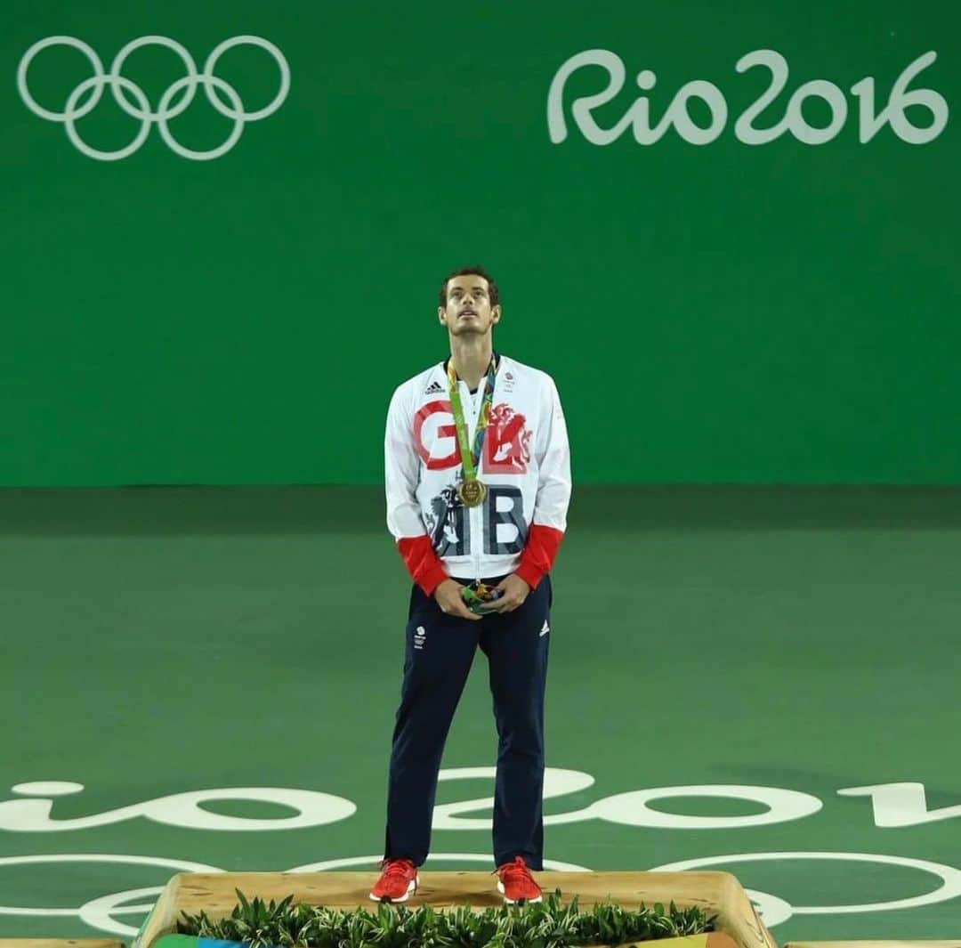 アンディ・マレーさんのインスタグラム写真 - (アンディ・マレーInstagram)「Days in sport don’t come much better than this 🥇   4 years ago today I remember standing on the podium feeling unbelievably proud and very fortunate/lucky to have won a gold medal for 🇬🇧. Looking back I still feel immensely proud but not lucky because i know how much work, effort and sacrifice went into creating that moment.   #olympics #gold #tennis #rio」8月15日 3時50分 - andymurray