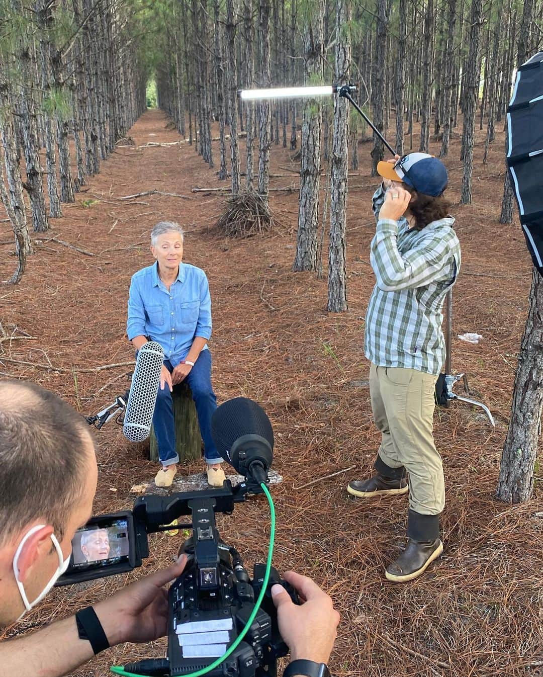 National Geographic Creativeさんのインスタグラム写真 - (National Geographic CreativeInstagram)「I’m @CarltonWard, on assignment in my home state of Florida for @insidenatgeo working with a team to make a Last Wild Places film about the Florida Wildlife Corridor — a statewide network of public conservation lands and working farms and ranches that together provided connected habitat for wide ranging wildlife. We’ll be traveling by RV throughout the Florida Wildlife Corridor over the next three weeks. Please stay tuned for more updates from the field. Our first stop was Usher Land & Timber — a multi-generation forestry and cattle farm near the Suwannee River. In the first photo, filmmakers @danny_schmidt and @ricksmith_media are interviewing logger and conservationist @lynettaushergriner (also featured in the second photo). @fl_wildcorridor @pathofthepanther #lastwildplaces #keepflwild」8月15日 3時54分 - natgeointhefield