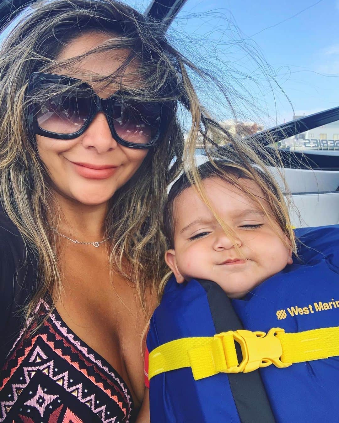 ニコール・ ポリッツィのインスタグラム：「Boat life. He hates me. 🤷🏽‍♀️」