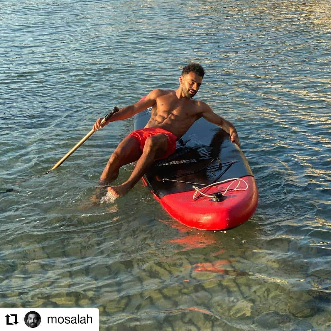 リヴァプールFCさんのインスタグラム写真 - (リヴァプールFCInstagram)「👑😎🚣‍♂️ #Repost @mosalah ・・・ Posing or falling?」8月15日 3時55分 - liverpoolfc